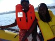 Fatou und Marietou im Schlauchboot zum Segelschiff