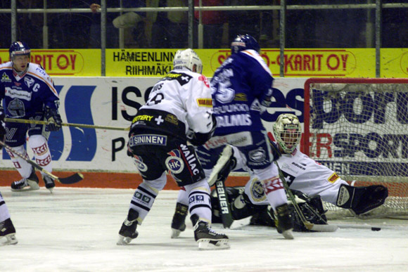 Kuva HPK:n ja TPS:n vlisest SM-liigan ottelusta kaudelta 1999-2000