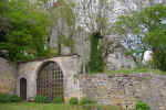 chaudenay castle gate.jpg (58089 bytes)