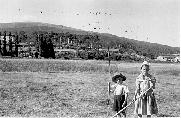 Los hermanos Dorita y Angel de Pedro Muoz en el prado ao 1953
