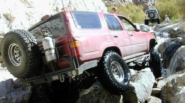 Another 4Runner stumbing over rocks. Click for larger image(84kb)