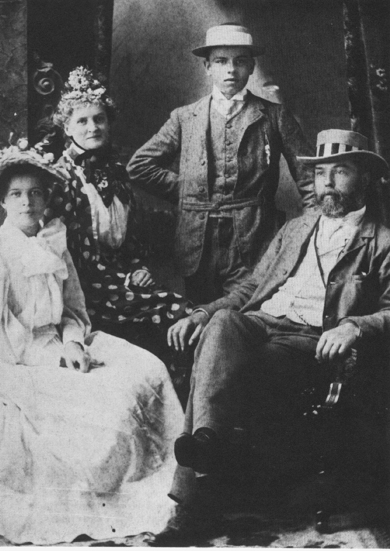 King aged 14 with his parents and his older sister