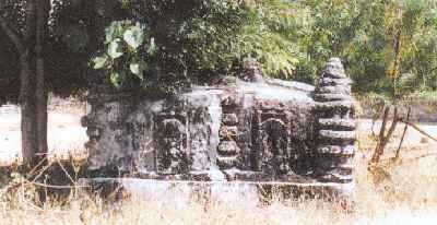 Adatgraf nabij het paleis van Bilba. In het graf ligt de manek Soleman Pedana Mangalai Saba.