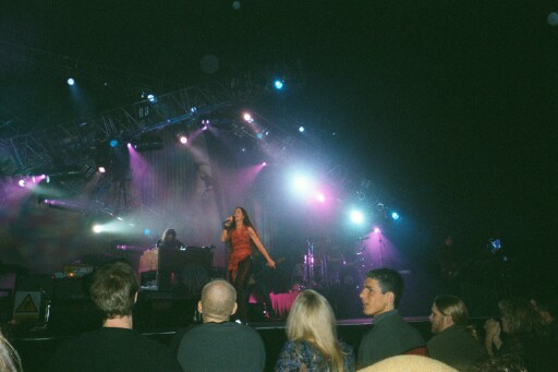 Alanis at the Air Canada Centre December '02