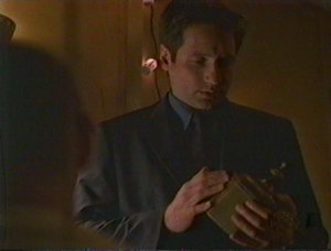 Mulder gets conned by one of the Moron brothers. He should be embarassed to show his face at F.B.I. Headquarters.