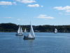 Voilier sur le Saint-Laurent devant le quai des cageux (Promenade Samuel-de-Champlain, Qubec)