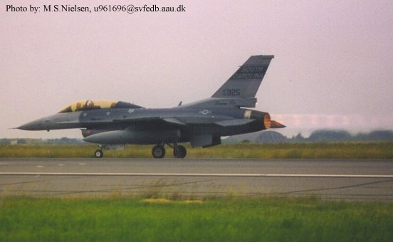 F-16D, USAF, SC(South Carolina ANG, McEntire ANGB), 92-925.
Takeoff with afterburner, Karup AFB Denmark.
Exersice: Central Enterprice 98 15-26 of June.