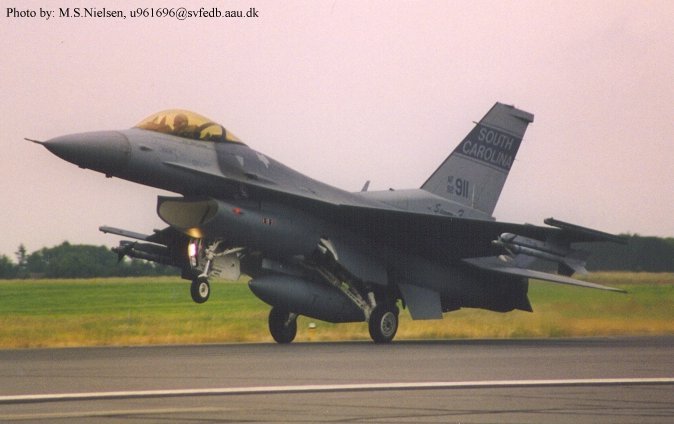 F-16C, USAF, SC(South Carolina ANG, McEntire ANGB), 92-911.
Landing, Karup AFB Denmark.
Exersice: Central Enterprice 98 15-26 of June.
