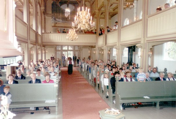 Gjenåpning av Holla kirke etter oppussingen 1992 - forsamlingen     
The re-opening of the church after redecoration in 1992