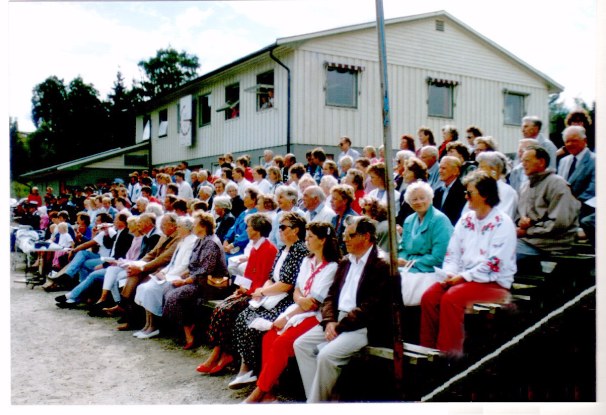 Ulefossdagene august 1991 - gudstjeneste på sportsplassen - forsamlingen     
Service at the sports field, August 1991