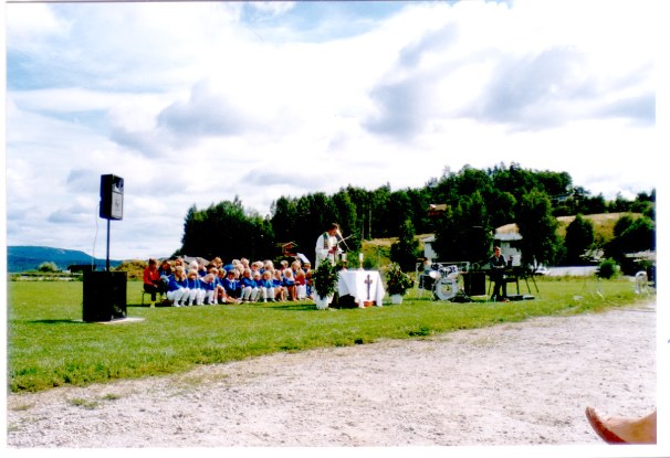 Ulefossdagene august 1991 - gudstjeneste p sportsplassen     
Service at the sports field, August 1991