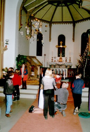 5a Ulefoss skole pynter kirken til jul - 2000 - 2     
Classes 5a and 5b from Ulefoss school decorate the church. Christmas 2000. - 2.