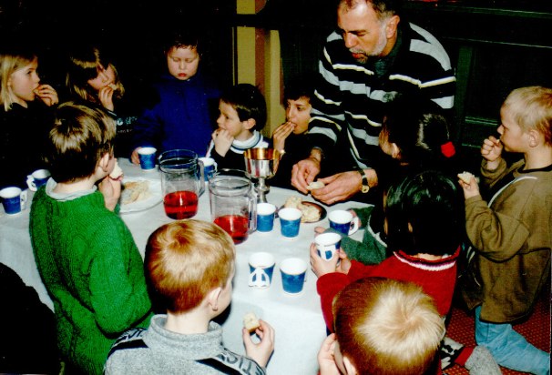 Påskemåltid i Holla kirke 2001             
 'Last supper' with schoolchildren in Holla church, Easter 2000