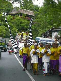 Baleganjur musicians leading in procession