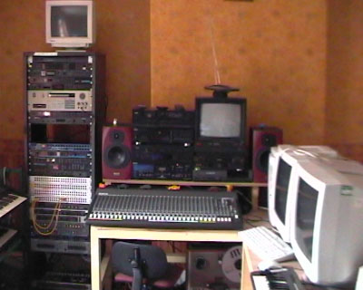 Studio1.jpg (37850 bytes)