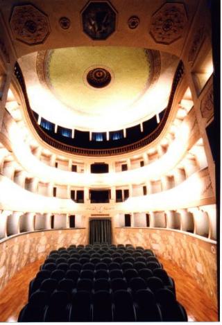 theaterinnenraum mario monge.JPG (28361 Byte)