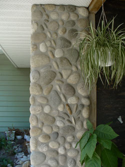 Lightening bolt design on the pillar of a home.