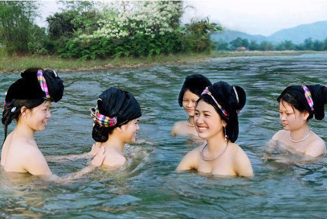 vn_vietnamesegirls_swimming_in_the_stream.jpg