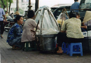 dinning_on_the_street.jpg