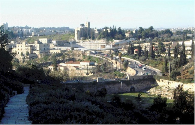 Closer view of the Sultan's Pool and bridge crossing the Hinnom