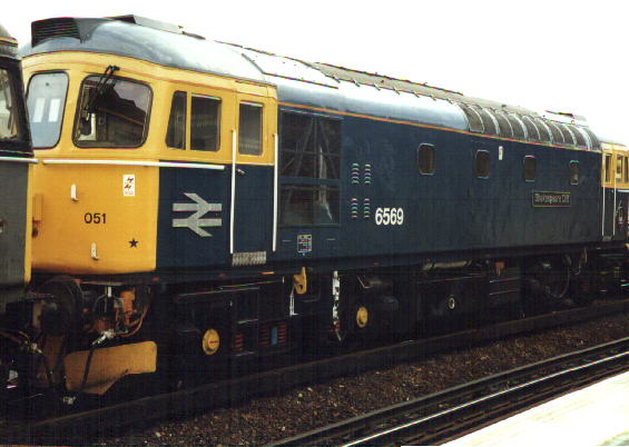 33051b33_026_and_33_051_are_seen_at_Clapham_Junctions_Windsor_lines_station..jpg (42661 bytes)