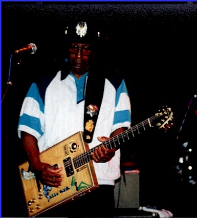 {Bo Diddley in concert in Texas}