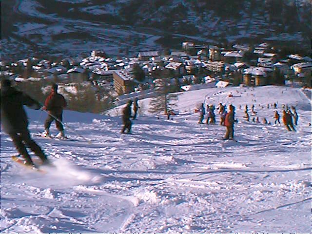 Crowded return pistes - Lauren centre of piste!