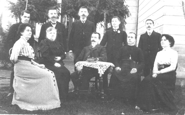 Teachers in Kerestur (1910)