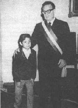 Allende, el abuelo con su nieto, Gonzalo Meza.