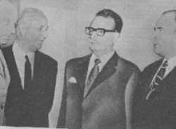 Recibió en Santiago a la delegación del Partido Socialista Francés: François Miterrand(der.), y Gaston Deferre y Claude Estier(izq.). 1962.
